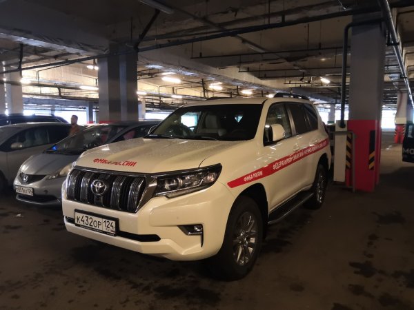 «Лучше б медикам его отдали!»: Сеть возмутил «правительственный» Toyota Land Cruiser 200 в Красноярске