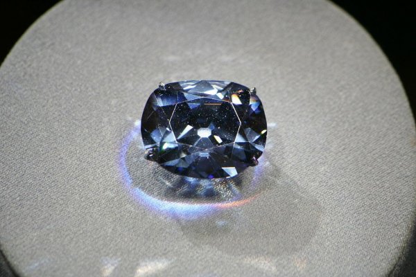 Алмаз Хоупа (Hope Diamond) имеет голубоватый оттенок из-за остатков распавшегося космического минерала; Фото: Wikimedia
