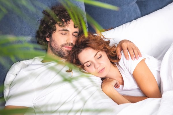 Влюблённым парам полезнее спать вместе, чем по отдельности