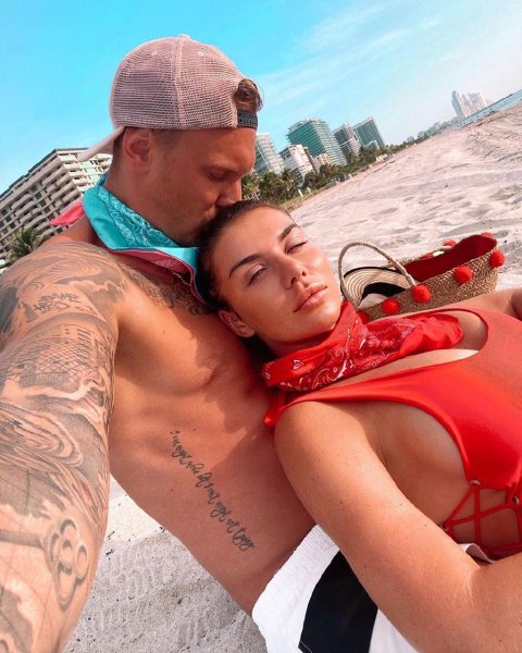 Более года 28-летний Тимма и 37-летняя Седокова состоят в отношениях; фото с аккаунта @janis.timma в Instagram